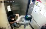 فیلم کتک خوردن مرد جوان از یک زن در آسانسور / زن جوان کلاه کاسکت به سر داشت